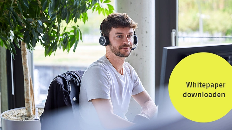 Mensch vor Bildschirm im Büro