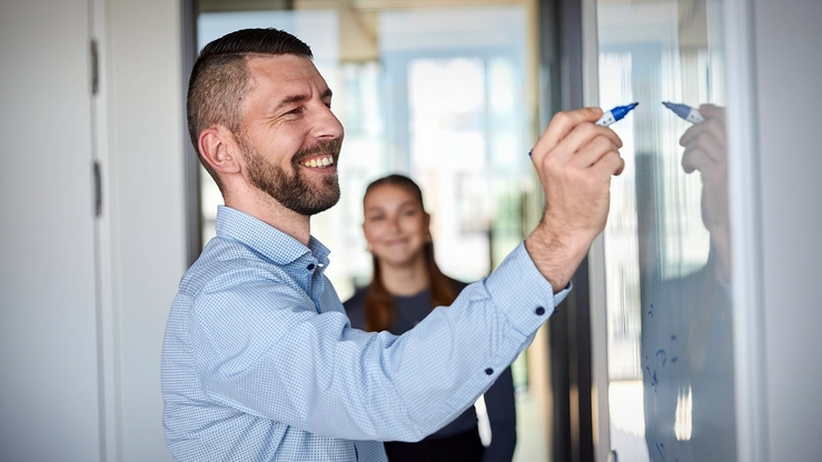 Person arbeitet am PC-Arbeitsplatz