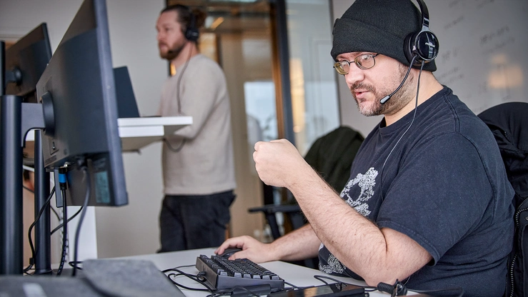 Person arbeitet am PC-Arbeitsplatz