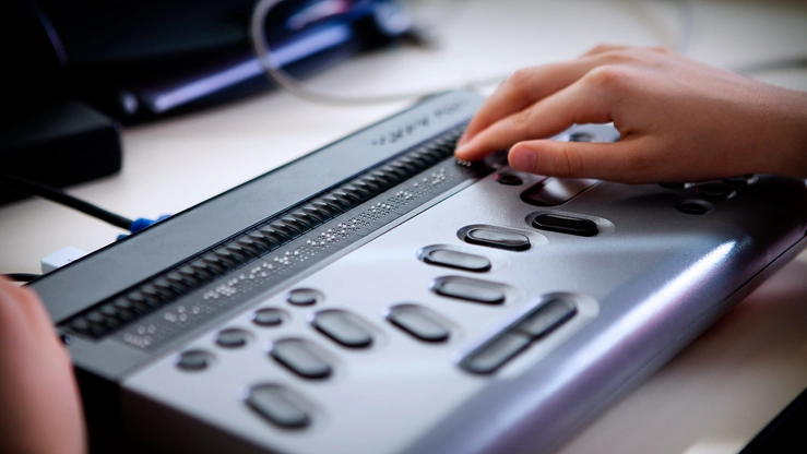 Laptop in Braille-Schrift, der Sehbehinderten den Zugang zu Computern ermöglicht.