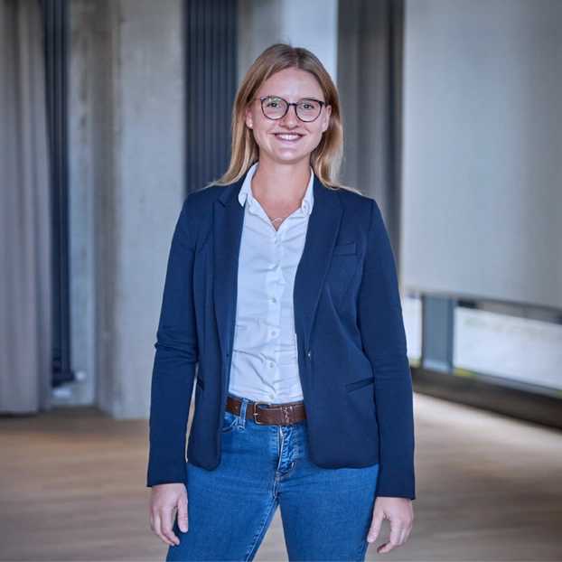 Alia steht im Lab.