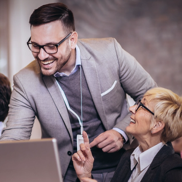 Fünf Personen freuen sich im Büro über einen Preis, von dem sie soeben erfahren haben.