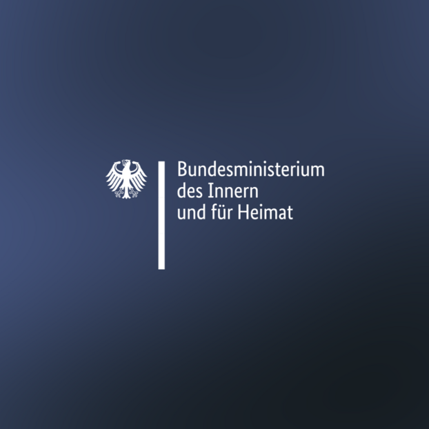 Logo des Bundesministerium des Innern und für Heimat vor dunkelblauem Hintergrund.