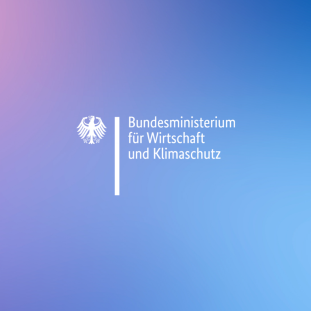 Logo des Bundesministerium für Wirtschaft und Klimaschutz vor einem blauen Hintergrund.