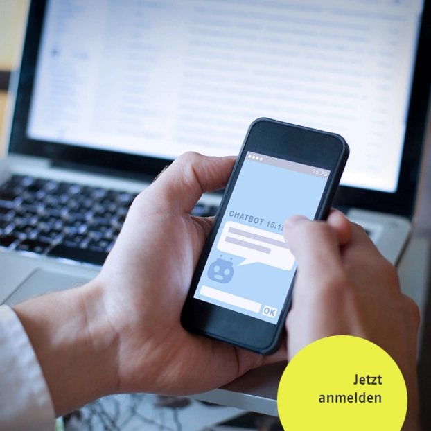 Mann nutzt Smartphone, dass einen Chatbot anzeigt.