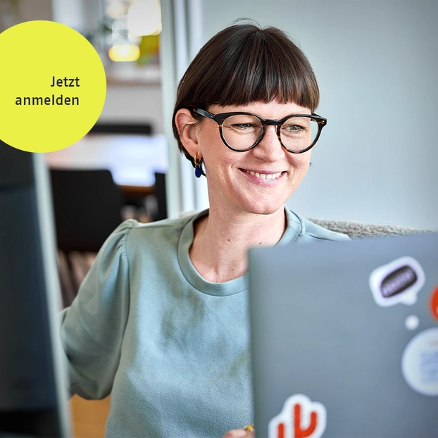 Person arbeitet am PC-Arbeitsplatz