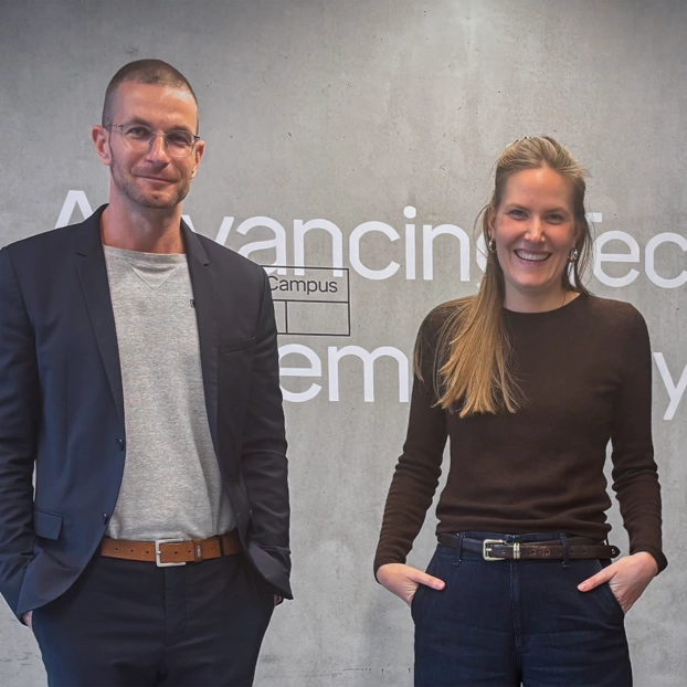 Mario Schreiner (Principal Strategy Advisor, ]init[), Teresa Ritter (Senior Associate, GovTech Campus Deutschand) und Alexander Schultz (Director Information Security Office, ]init[) im Berliner Standort des GovTech Campus Deutschland.