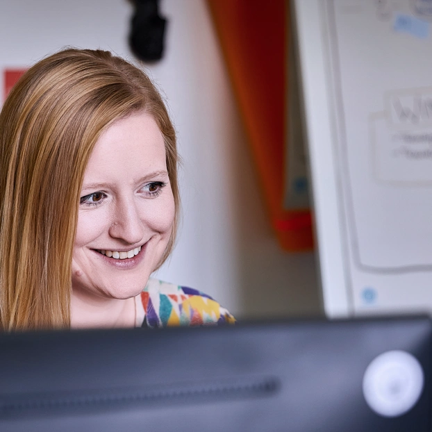 Person am PC-Arbeitsplatz