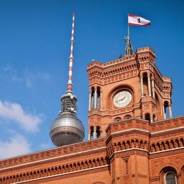 Berliner Rathaus mit Fernsehturm im Hintergrund
