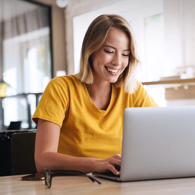 Person arbeitet am PC-Arbeitsplatz