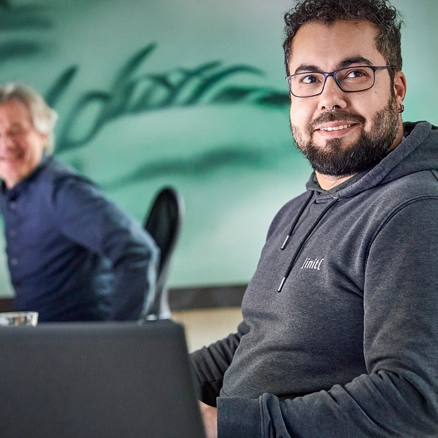 Person am PC arbeitend