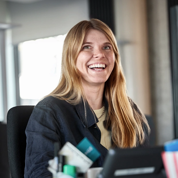 Glückliche Frau im Büro