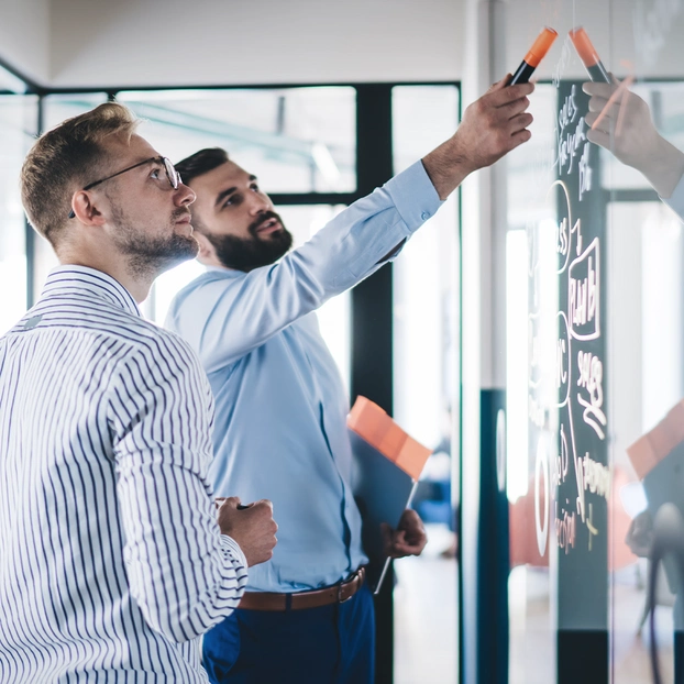 Team an Whiteboard arbeitend