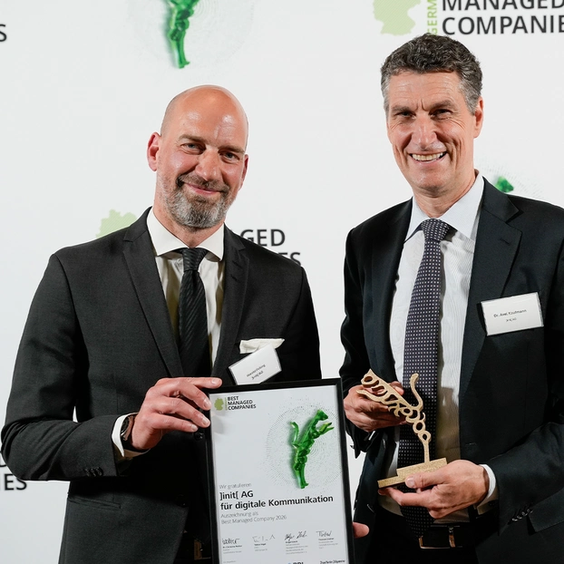 Harald Felling, CEO ]init[ AG, und Dr. Axel Kaufmann, CFO ]init[ AG, mit Urkunde und Pokal zum Best Managed Companies Award 2026