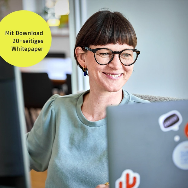 Person arbeitet am PC-Arbeitsplatz