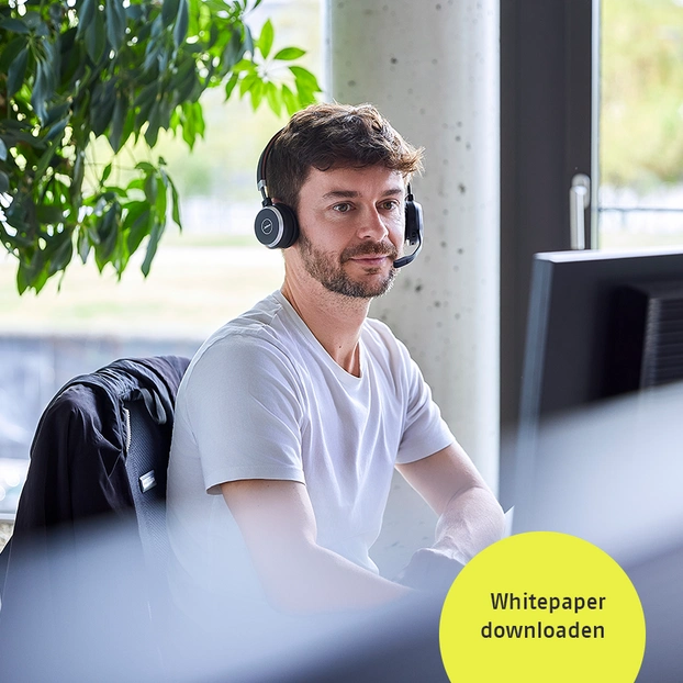 Mensch vor Bildschirm im Büro
