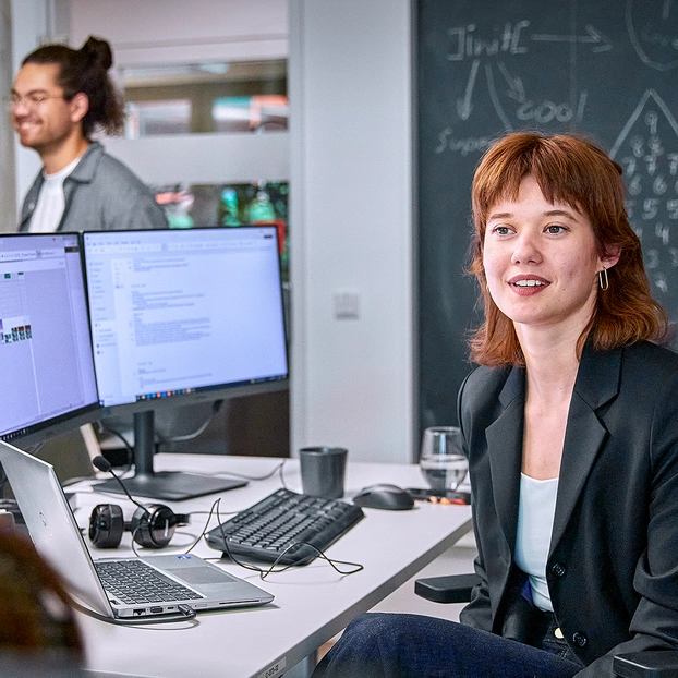 Person arbeitet am PC-Arbeitsplatz