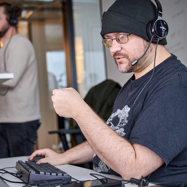 Person arbeitet am PC-Arbeitsplatz