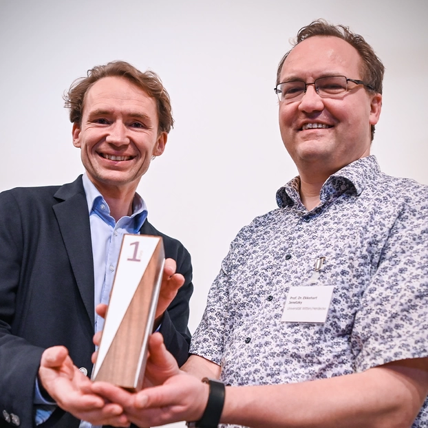 Univ.-Prof. Dr. med. David Martin und Prof. Dr. med. Ekkehart Jenetzky gewinnen mit der FieberApp den Innovationspreis Medizinische Register (1. Platz). Foto: Volkmar Otto