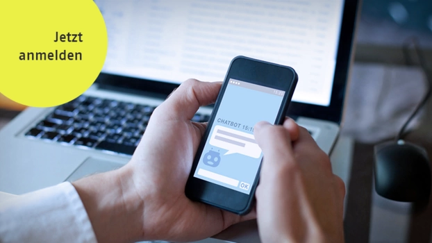 Mann nutzt Smartphone, dass einen Chatbot anzeigt.