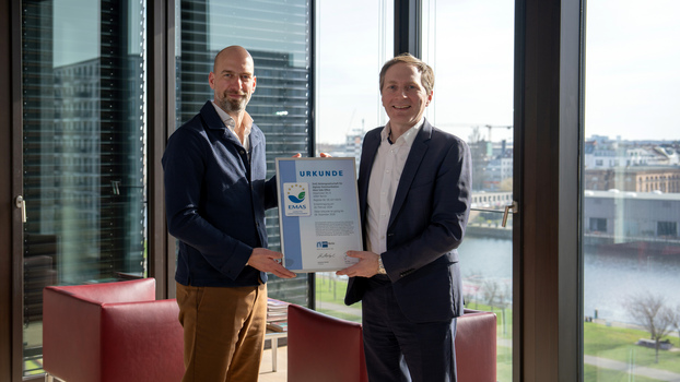 Henrik Vagt, Geschäftsführer IHK, überreicht Harald Felling das EMAS-Zertifikat.