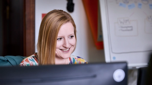 Person am PC-Arbeitsplatz