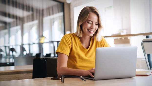 Person arbeitet am PC-Arbeitsplatz