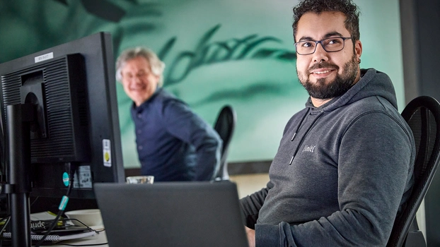 Person am PC arbeitend