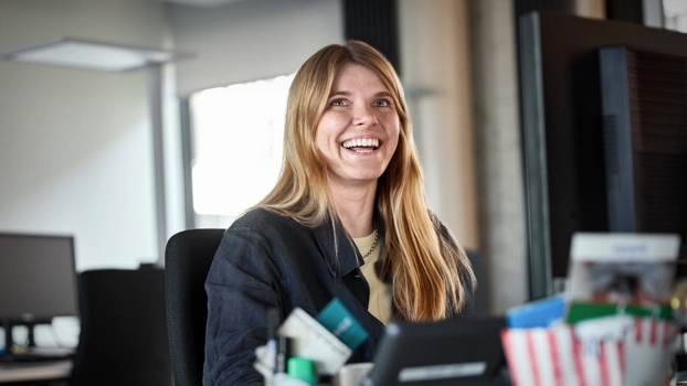 Glückliche Frau im Büro