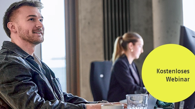 Mann blickt im Büro auf