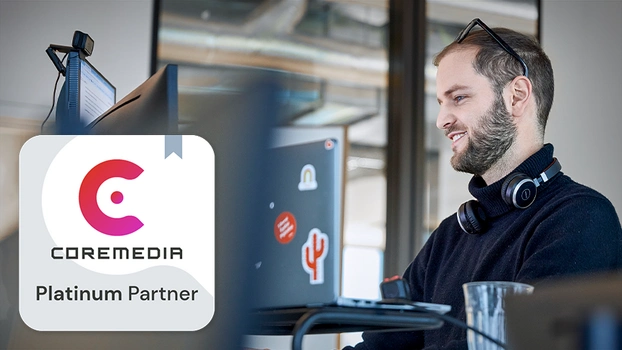 Person arbeitet am PC-Arbeitsplatz