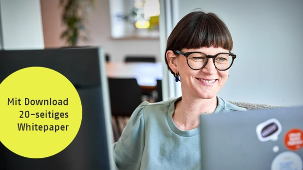 Person arbeitet am PC-Arbeitsplatz