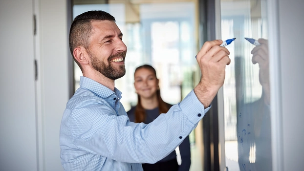 Person arbeitet am PC-Arbeitsplatz