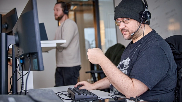 Person arbeitet am PC-Arbeitsplatz