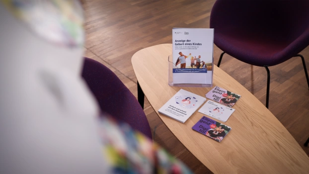 Printmaterialien der ElterngeldDigital-Kampagne des Landes Bremen auf einem Tisch.