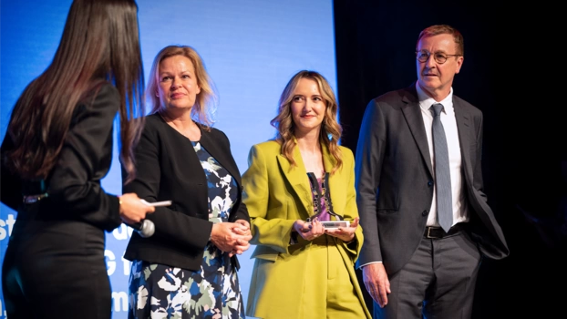 Bundesinnenministerin Nancy Faeser sowie Birte Kranz und Ernst Bürger aus dem Bundesministerium des Innern und für Heimat nehmen den Politikaward 2023 für Germany4Ukraine entgegen. Foto: Sebastian Hoehn.